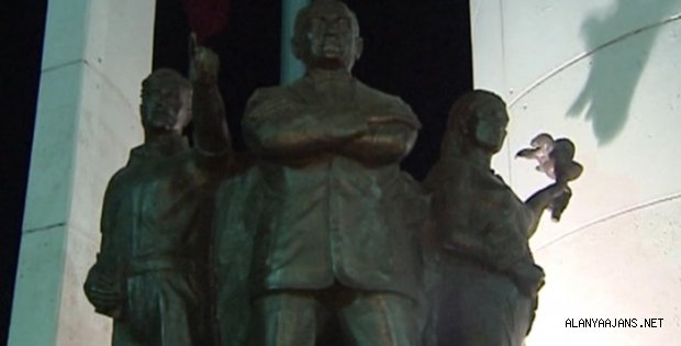 ATATÜRK HEYKELİNİ ÇALARKEN YAKALANDI