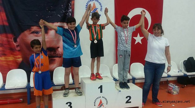 Badmintonda altın madalya