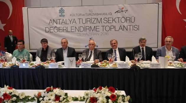 Bakan Avcı turizmcileri dinledi,