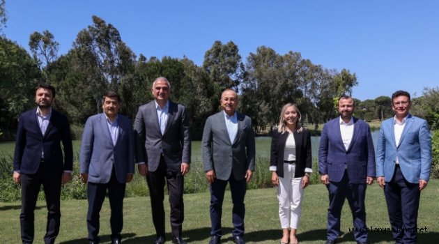 Bakan Çavuşoğlu Antalya'da diplomatlarla buluştu