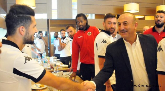 Bakan Çavuşoğlu kampı ziyaret etti