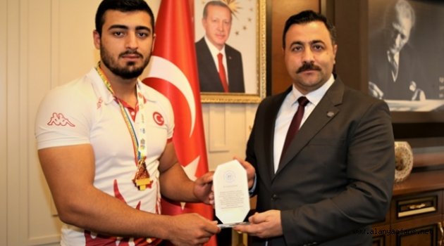 Başarısını Rektör Kalan ile paylaştı