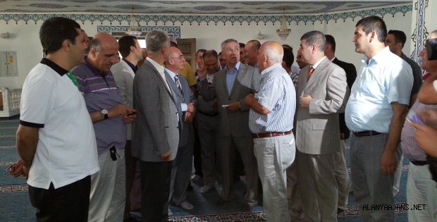 BAŞBAKAN YARDIMCISI ARINÇ CAMİ AÇIP DUA ETTİ