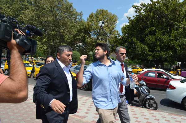 Başbakan'ın korumaları ile vatandaşlar arasında gözaltı gerginliği