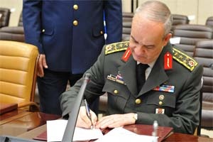 Başbuğ'dan 'AK Partili' savunma!