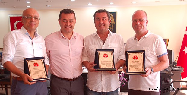 BAŞKAN YÜCEL,SPORA KATKI SAĞLAYANLARA PLAKET VERDİ