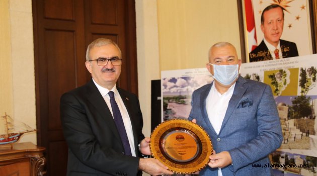 BAŞKAN ŞAHİN’DEN KARALOĞLU’NA PLAKET