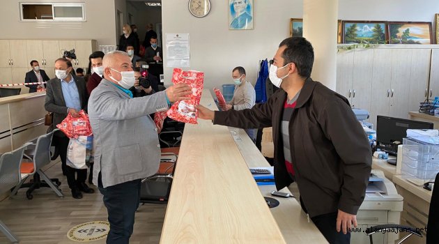 Başkan Şahin kolonya ve maske dağıttı
