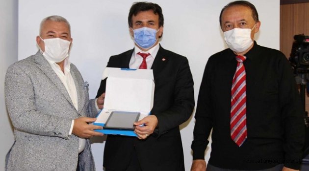 Başkan Şahin'den eğitime tablet desteği