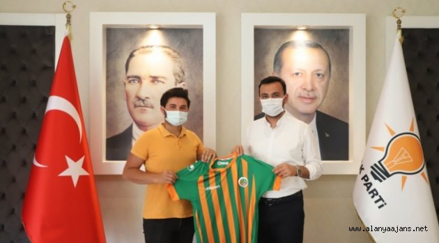 Başkan Toklu yarışmayı kazananlara formalarını verdi
