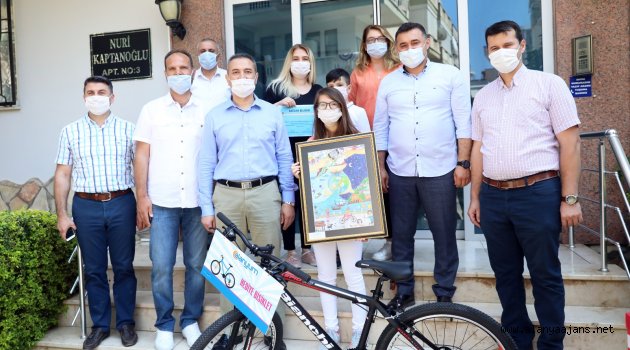 BAŞKAN YÜCEL ÇEVRECİ ÇOCUKLARI EVLERİNDE ÖDÜLLENDİRDİ