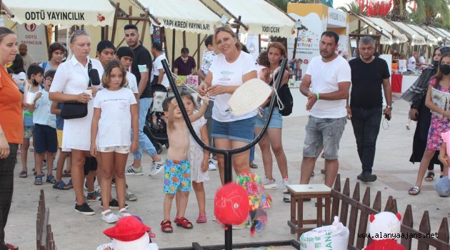 Başkan Yücel çocuklara Yaman ve Bal’ı hediye etti