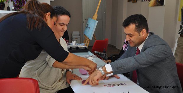 BAŞKAN YÜCEL ENGELSİZ SANAT ATÖLYESİNİ ZİYARET ETTİ.
