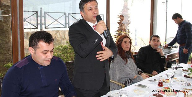 BAŞKAN YÜCEL, GAZETECİLERLE KAHVALTIDA BULUŞTU
