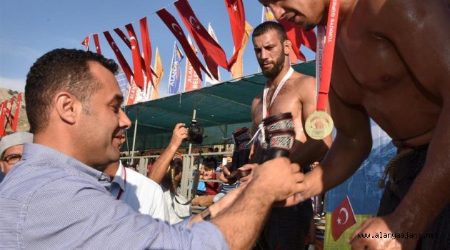 BAŞKAN YÜCEL’İN PEHLİVANI ELMALI’DA TARİH YAZDI