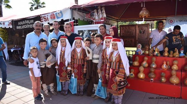 Baskan Yücel stantları gezdi