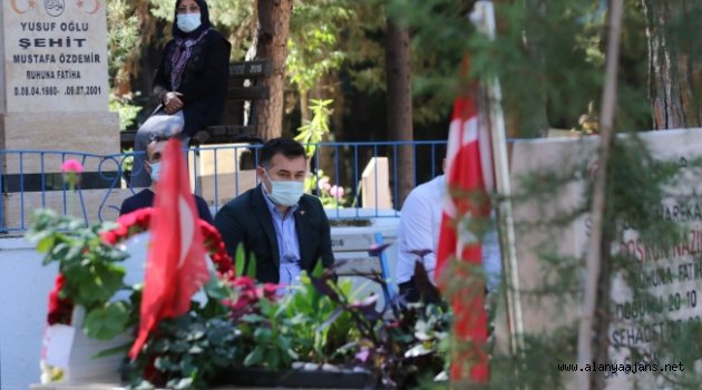 Başkan Yücel'den şehitlik ziyareti