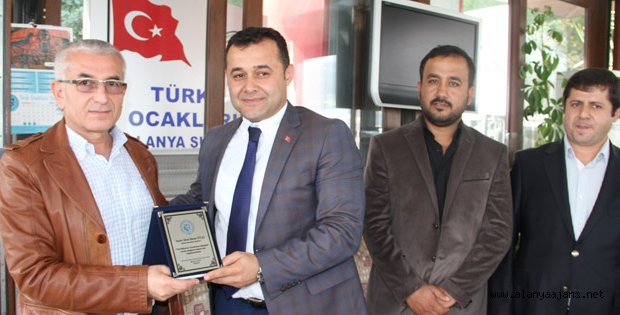 BAŞKAN YÜCEL'E TÜRK OCAĞINDAN PLAKET