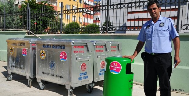 BELEDİYE ÇÖP KONTEYNERLERINI YENİLİYOR
