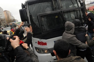 Berkin'in önünde kalabalığa gaz