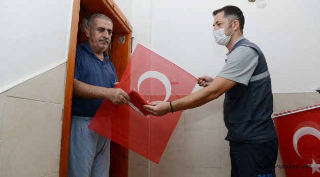 Büyükşehir Belediyesi Alanya'da bayrak ve maske dağıtıyor