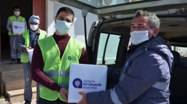 Büyükşehir gıda paketi dağıtmaya devam ediyor