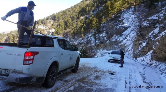 Buzlanan Taşatan Yolu’nda tuzlama yapıldı
