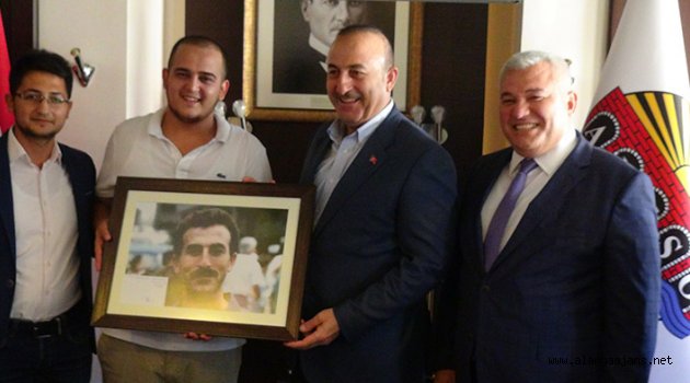Çavuşoğlu, FETÖ kendini kainat imamı olara görüyor