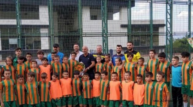 Çavuşoğlu’ndan futbol okulu ziyareti