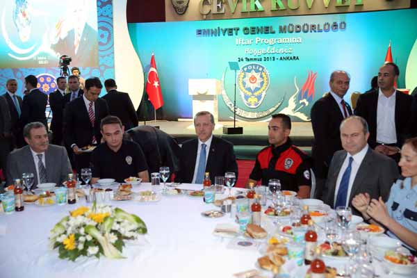 Çevik kuvvet iftarına damga vuran şerbet