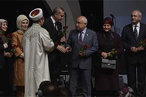 Davutoğlu ile Kılıçdaroğlu arasında gül jesti