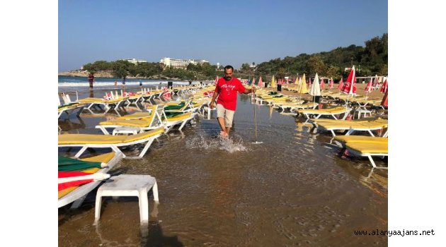 Deniz kabardı, şezlonglar suya gömüldü