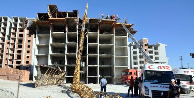 DEVRİLEN VİNCİN ALTINDA KALAN İŞÇİ AĞIR YARALANDI