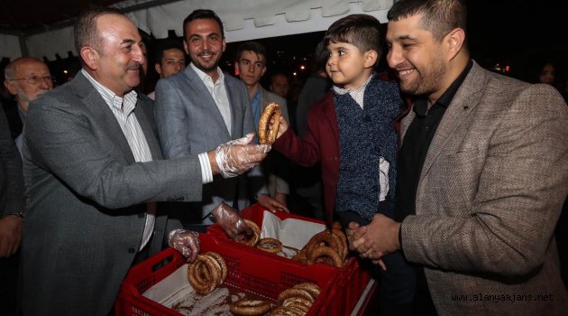 Dışişleri Bakanı Çavuşoğlu Simit İkram Etti