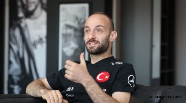 Efecan Karaca askerliğini yapmak için teslim oldu