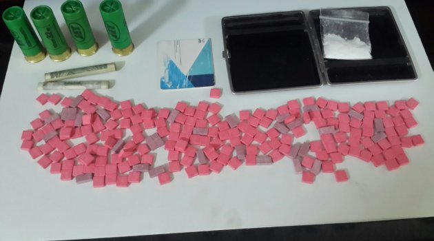 Elinde Pompalı, Üzerinde Zehirle Yaklandı