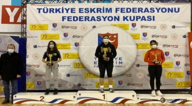 Eskrimcilerimiz Ankara'dan 3 kupayla döndü