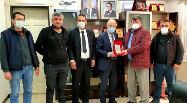 Esnaflar Başkan Demir’e plaket verdi