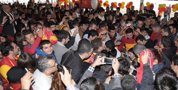 Galatasaray derneği açılışında izdiham