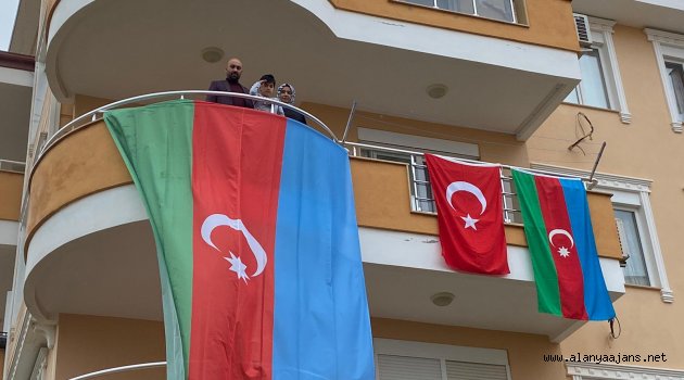 Gazipaşa'da minik Hamza’ya Azerbaycan Emniyeti’nden bayrak jesti