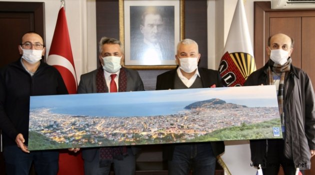 Gökçeoğlu’ndan Şahin’e anlamlı hediye