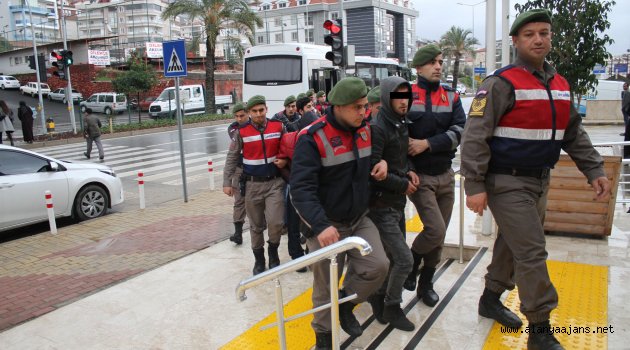 Gözaltına alınan 15 uyuşturucu taciri adliyede