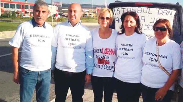‘Halkın demokrasi inancı siyasilerden daha çok’