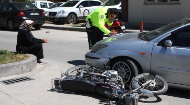 Hastane Girişinde Trafik Kazası: 1 Yaralı