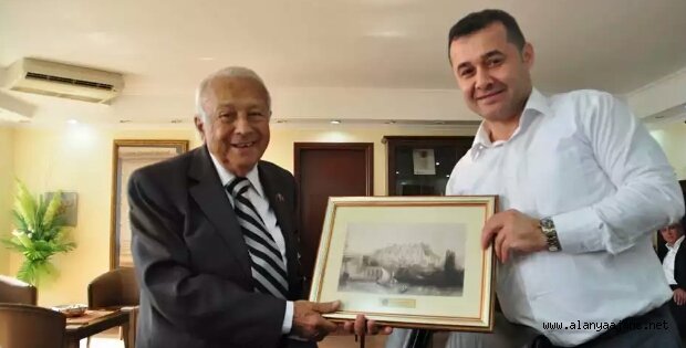 İHTİLALİN BAŞKANINDAN DEMOKRASİNİN BAŞKANA ZİYARET