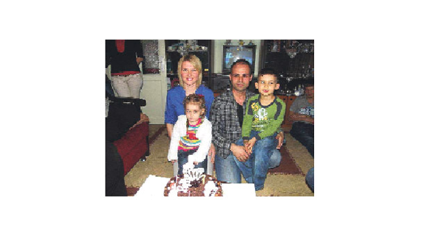 İki çocuğunu öldürüp kamyonun önüne atladı