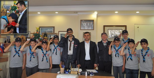 İZCİLERDEN BAŞKAN YÜCEL’E TÜRK BAYRAĞI