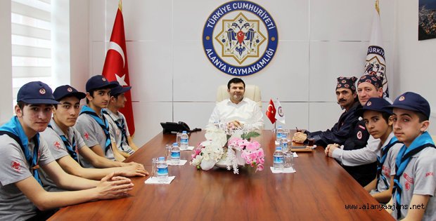 İZCİLERDEN KAYMAKAM TANRISEVEN’E ZİYARET