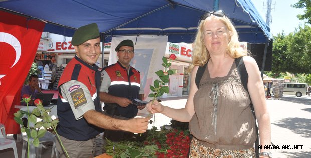 JANDARMA GÜL DAĞITTI