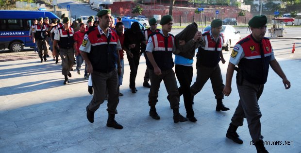 JANDARMA SOKAK SATICILARINI TEMİZLEDİ
